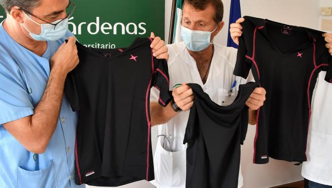 Los doctores Antonio Huente, José Antonio Morales y José Guirau, con las camisetas.