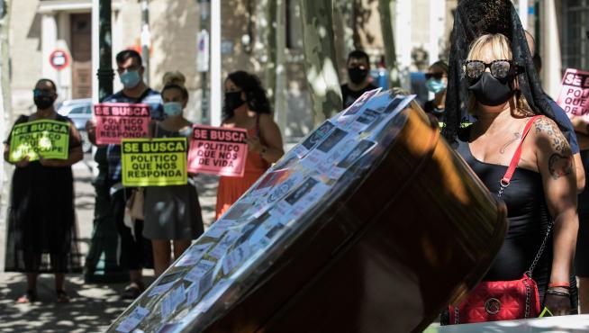 Los empresarios y trabajadores del ocio nocturno, ayer frente al Pignatelli
