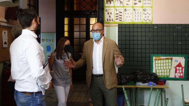 El consejero de Educación, Felipe Faci, visita el colegio Joaquín Costa.