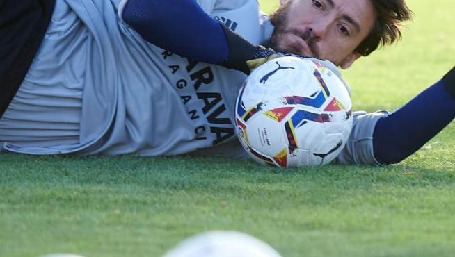 Cristian Álvarez ataja un balón durante el entrenamiento del Real Zaragoza en la Ciudad Deportiva.