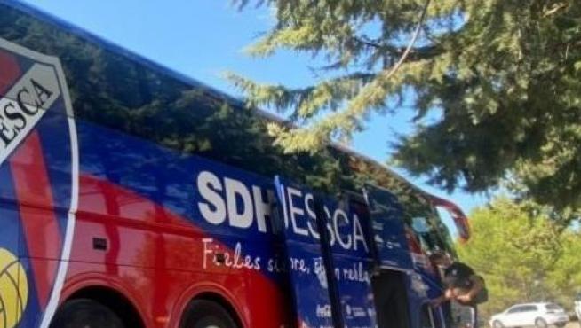 El autobús de la SD Huesca, listo para partir hacia Villarreal.