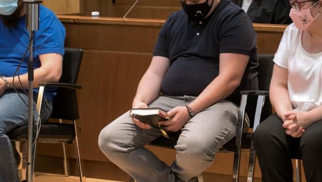 De izquierda a derecha, Iván Pardo, principal acusado, junto a su hermano, Carlos, y su madre, Nieves, en la primera sesión del juicio por el presunto asesinato de Naiara.