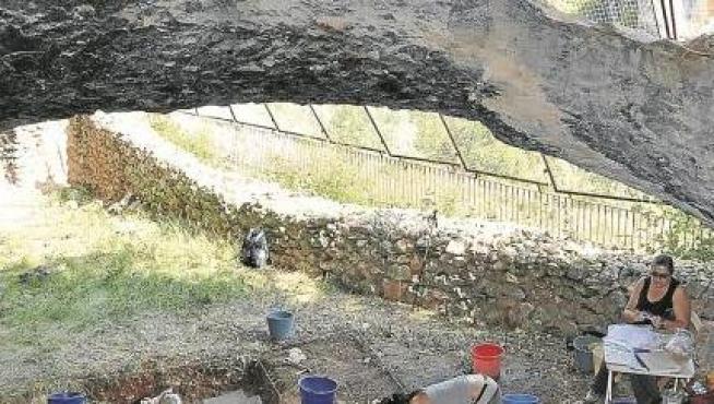 Investigaciones en la cueva del Trucho, Colungo.