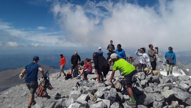 Montañeros en la cima de Monte Perdido el sábado 1 de agosto, primer fin de semana del mes vacacional por excelencia.