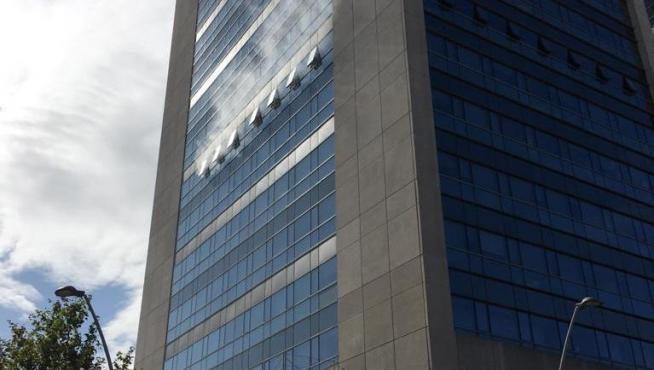 Humo saliendo del piso afectado por el incendio en el Trade Word Center del Actur.