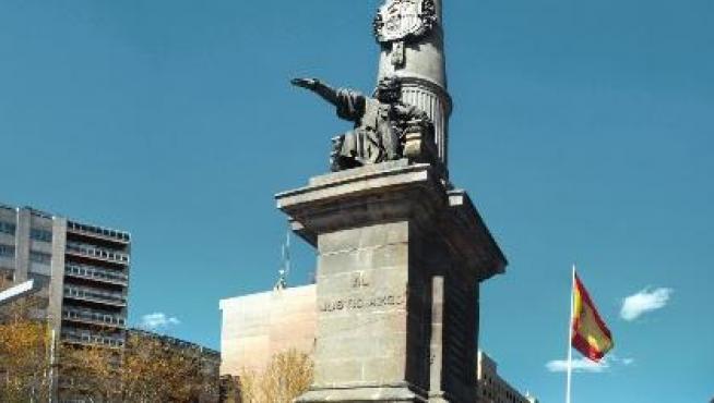 Piedra de Codos, de color gris-verde, en el monumento al Justiciazgo en Zaragoza.