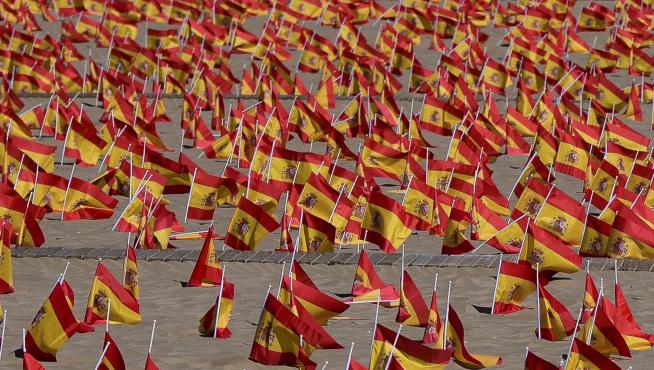Playa de Valencia con banderas por las víctimas de covid.
