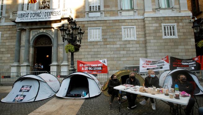 Acampada de protesta de profesionales del sector del ocio nocturno de Cataluña por las medidas adoptadas.