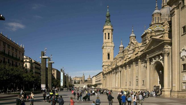 Fila para entrar en la Basílica del Pilar de Zaragoza este 10 de octubre de 2020