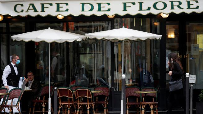 Un camarero con mascarilla en la terraza del Cafe de Flore en Paris, el pasado lunes.