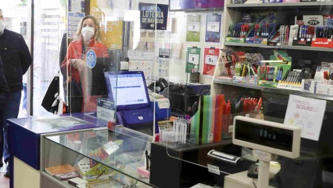 El alcalde de Huesca, Luis Felipe, en la librería Edelweis de Huesca donde se pueden usar los Bonos Impulsa Huesca