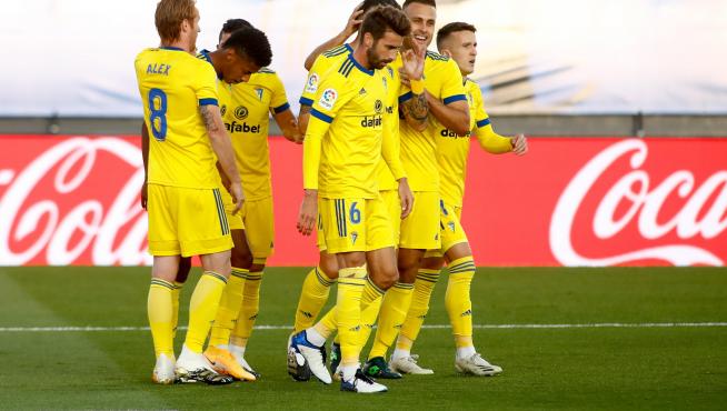 Los jugadores del Cádiz celebran el gol.