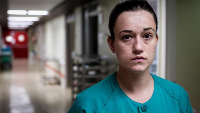 Marcas en el rostro de la enfermera Beatriz Costa tras varias horas con el EPI.
