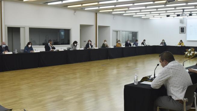 El pleno del Ayuntamiento de Huesca se ha trasladado de forma extraordinaria al Palacio de Congresos para garantizar las medidas sanitarias.