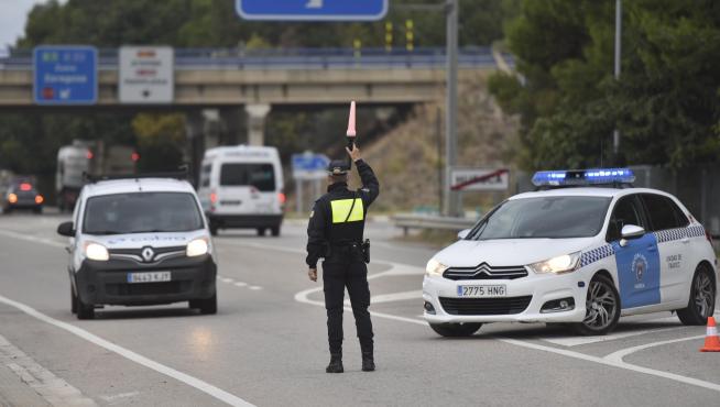 Control de vigilancia perimetral en una rotonda de la avenida Doctor Artero de Huesca.