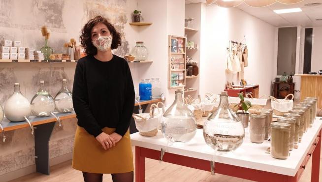 Marina Lamiche en su tienda 'zero waste' de la calle de Torre Nueva de Zaragoza.