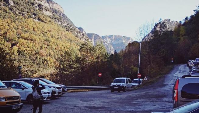 En épocas de gran afluencia como el verano, más de 100 vehículos estacionan mal en el acceso a San Úrbez por el cañón de Añisclo por la falta de un parquin.
