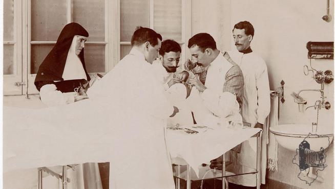El doctor aragonés Ángel Faci asistiendo al célebre oftalmólogo Dr. José Antonio Barraquer en una intervención llevada a cabo en el Hospital de Santa Cruz, Barcelona. (Fot. Anónimo, Barcelona, 1907).