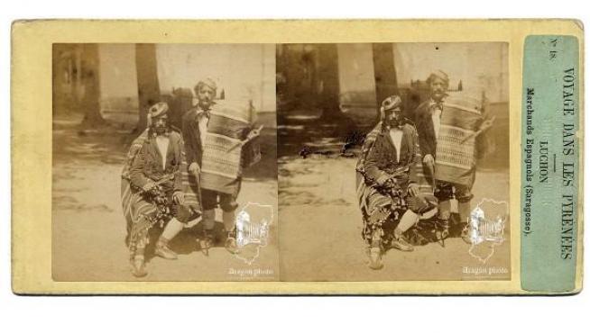 Marchantes españoles (Zaragoza) en Luchón. Fot.: Furne fils et H. Tournier, 1858. Serie: Voyage dans les Pyrénées. Tarjeta estereoscópica a la albúmina.