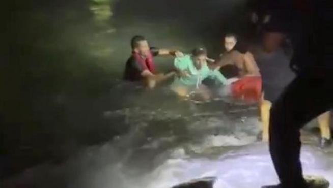 Imágenes de las tareas de rescate desde la orilla