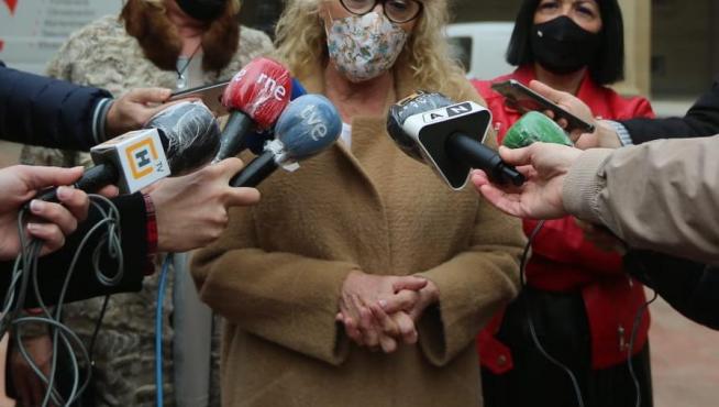 La subdelegada del Gobierno en Huesca, Silvia Salzar, atendiendo a los medios tras la Junta de Seguridad.