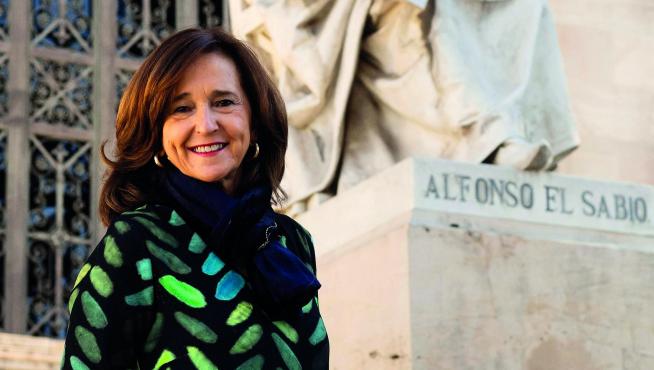 Ana Santos posa sonriente frente a la fachada de la Biblioteca Nacional, de la que es directora