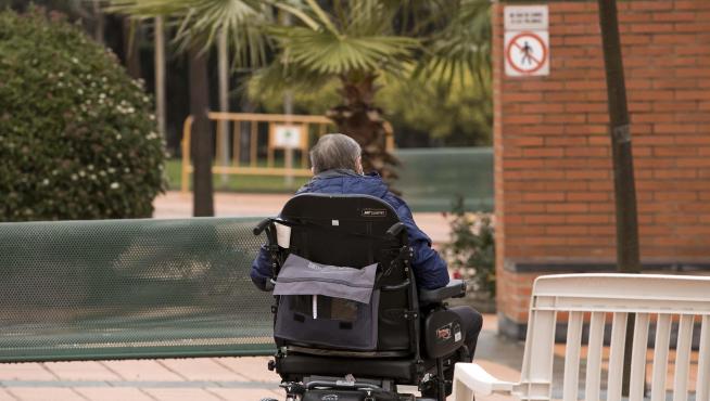Un usuario pasea por los alrededores de una residencia de mayores de Zaragoza.