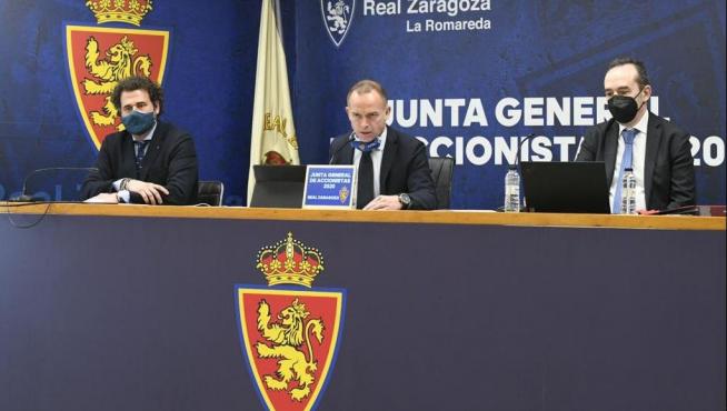Christian Lapetra, en el centro, preside la Junta General de Accionistas del Real Zaragoza en la mañana de este martes. A la izda. de la foto, Mariano Aured, director financiero del club. A la dcha., Antonio García Lapuente, secretario.
