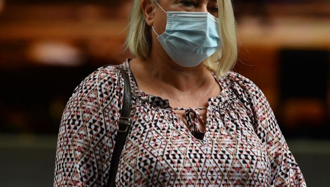 Una mujer usando mascarilla en Australia.