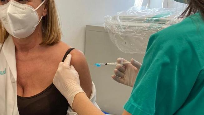 La presidenta del Colegio Oficial de Enfermería de Zaragoza, Teresa Tolosana, recibe la primera dosis de la vacuna contra la covid-19