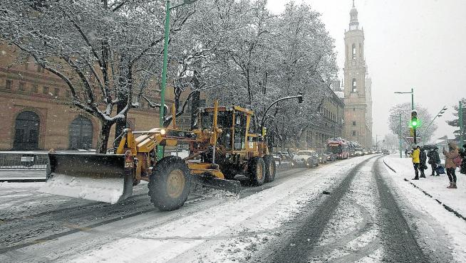 Hasta 36 máquinas trabajaron durante toda la jornada para despejar la nieve dejada por Filomena de las calzadas de Zaragoza