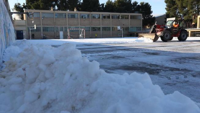 Limpieza este martes de la nieve dejada por la borrasca Filomena en un colegio en Zaragoza.