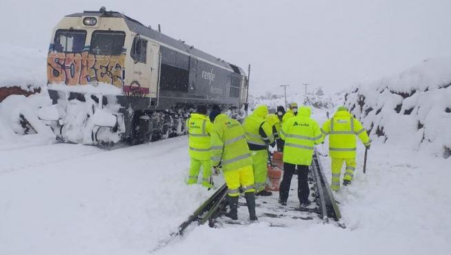 Trabajadores de Adif trabajando el pasado fin de semana en la línea de Teruel, cubierta de nieve por el paso de la borrasca Filomena
