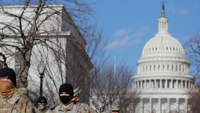 Miembros de la Guardia Nacional patrullan por los alrededores del Capitolio, en Washington.