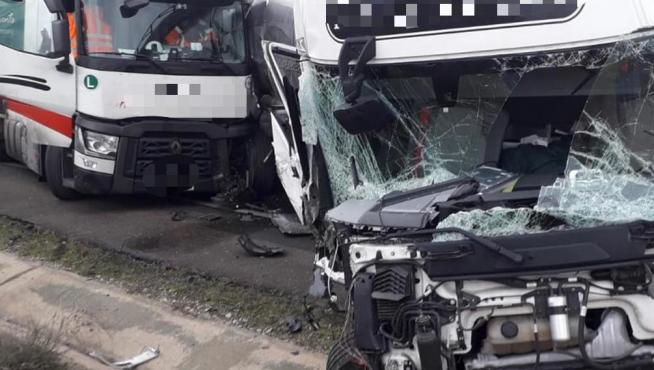 Tres heridos en un accidente en la A-68 entre tres camiones, en Figueruelas