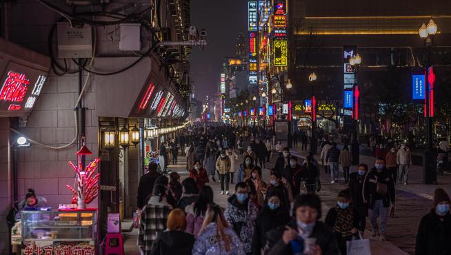 Gente en una calle comercial de Wuhan, cuando se cumple un año del cierre de la ciudad por el coronavirus.