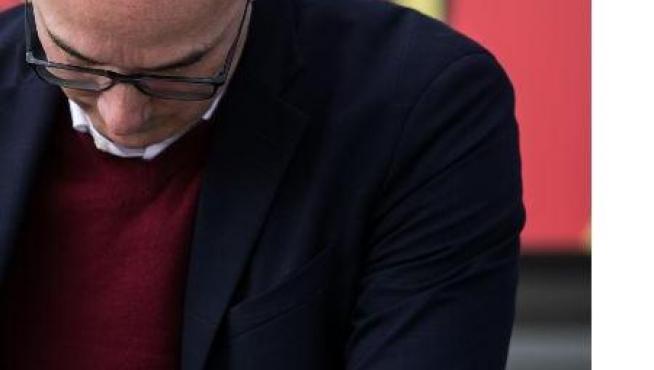 Miguel Torrecilla coge una llamada telefónica a la salida de las oficinas del club.
