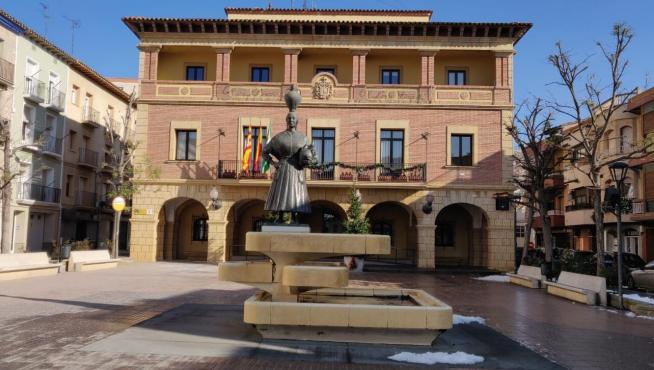 La estatura, que corona la fuente, está situada en la plaza de España.