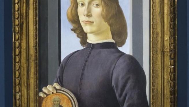 'Joven sosteniendo un medallón', de Botticcelli.