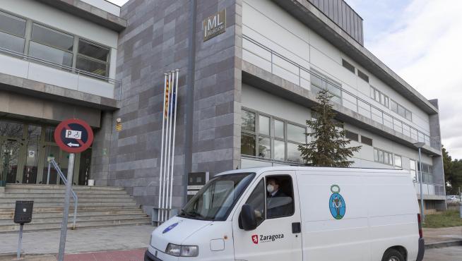 La furgoneta de la Hermandad de la Sangre de Cristo en el Instituto de Medicina Legal de Aragón, que empezó a funcionar en 2003.