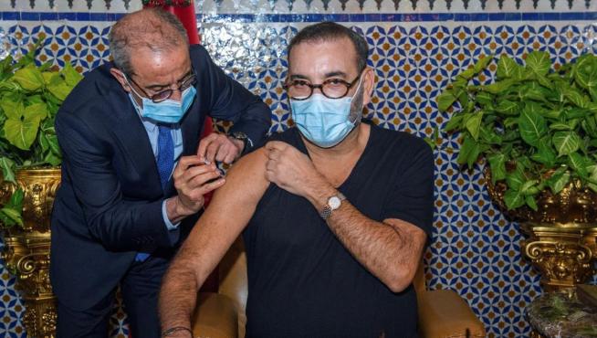 Mohamed VI de Marruecos recibió el jueves la primera vacuna contra coronavirus en el país.