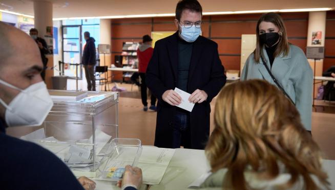 El candidato de ERC a la Presidencia de la Generalitat, Pere Aragonès, se dispone a votar en el colegio electoral constituido en el Instituto Joan Coromines de la localidad barcelonesa de Pineda de Mar.
