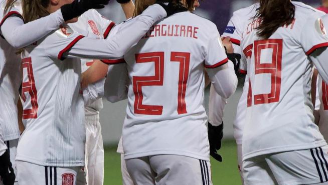 Las jugadoras españolas celebran un tanto durante el encuentro del conjunto ante Azerbaiyán en Bakú (Azerbaiyán)