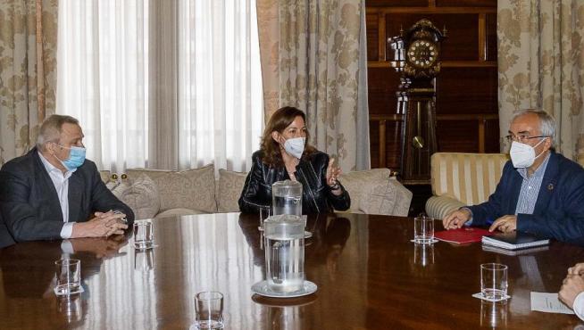 Reunión entre la consejera Natalia Chueca; el presidente de la Cooperativa del Autotaxi, Jesús Gayán; y Luis Molina, director general de la Fundación DFA.