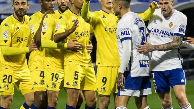 Curiosa imagen de un córner lanzado por el Alcorcón contra el Real Zaragoza, con sus jugadores en 'trenecito'. En uno así llegó el gol de Cristian Álvarez en propia puerta.