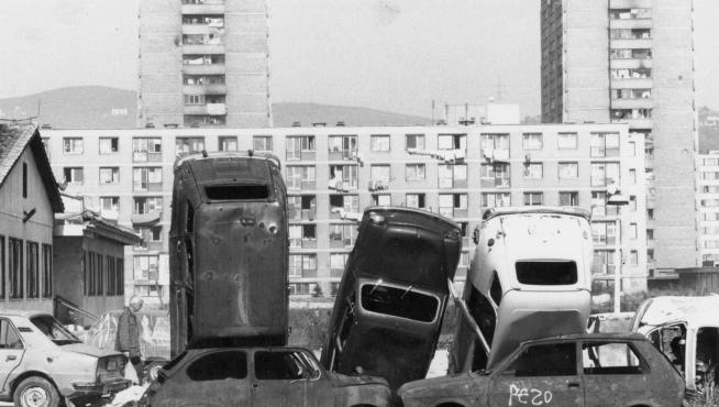 Barricada de coches para protegerse de los francotiradores en una calle de Sarajevo en octubre de 1993