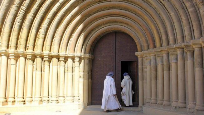 Dos religiosas de la Orden de Belén entrando en la iglesia del monasterio de Sijena