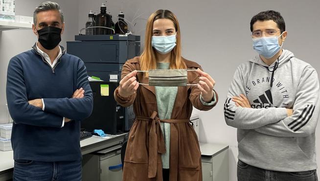Marta Baselga, del Instituto de Investigación Sanitaria Aragón, y Manuel Arruebo y Víctor Sebastián, del Instituto de Nanociencia y Materiales de Aragón.