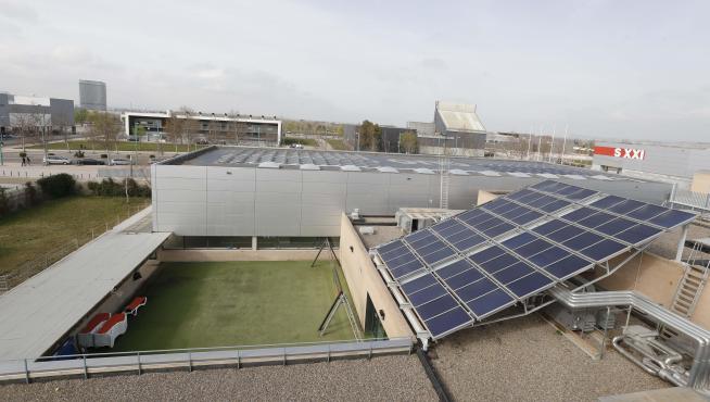 Placas solares sobre la cubierta del Pabellón Siglo XXI de Zaragoza en el proyecto de barrio solar del Actur.
