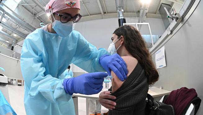 Una sanitaria pone una vacuna contra la covid a una mujer en el hospital Zendal de Madrid, en una foto de archivo.